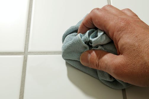 Laattasaumojen lopullinen puhdistus Laattasaumojen lopullinen puhdistaminen